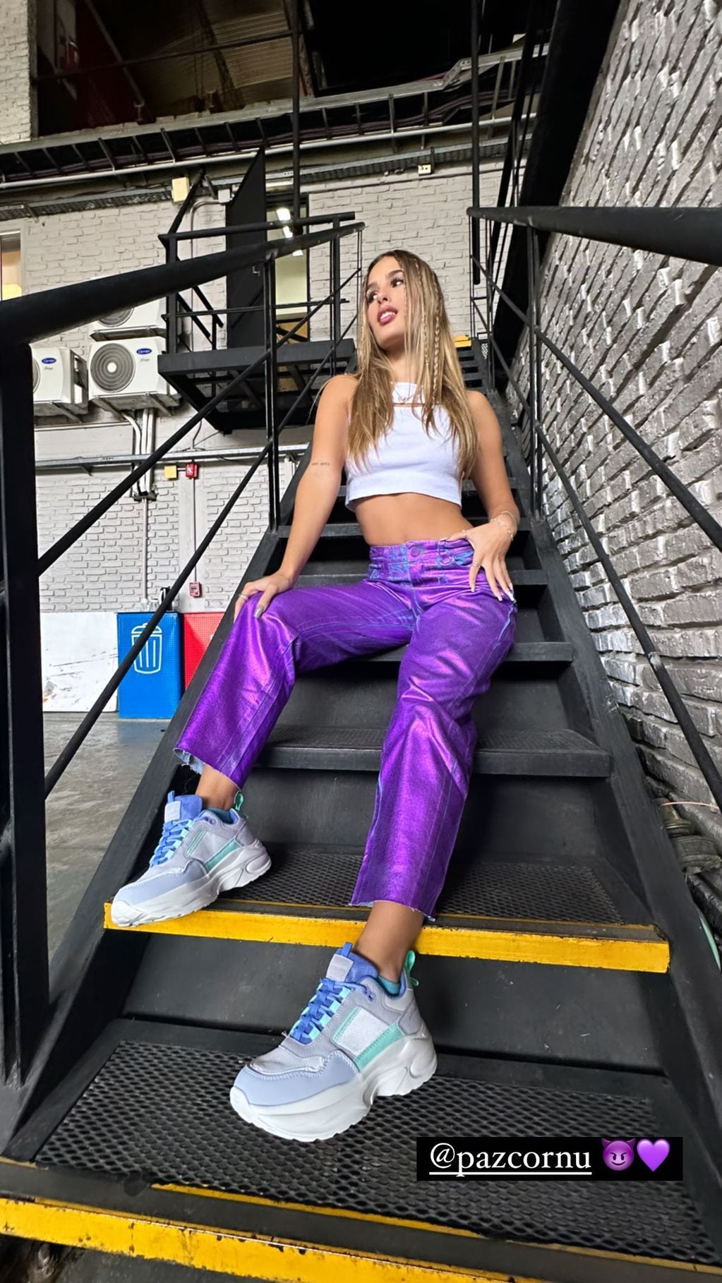 Julieta Poggio con un pantalón violeta eléctrico