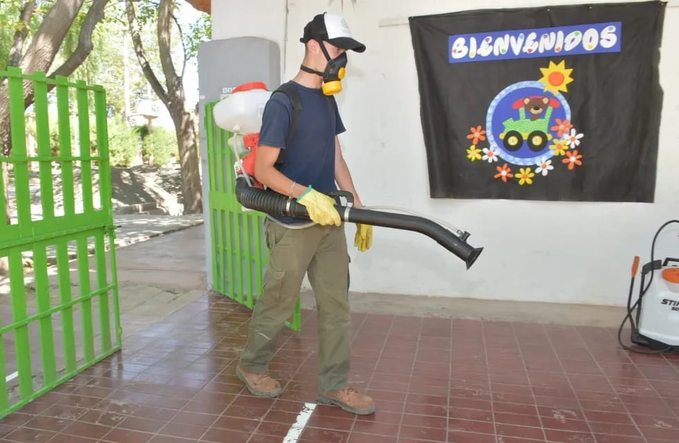 El municipio desinfectan y limpia todos los establecimientos escolares del departamento.