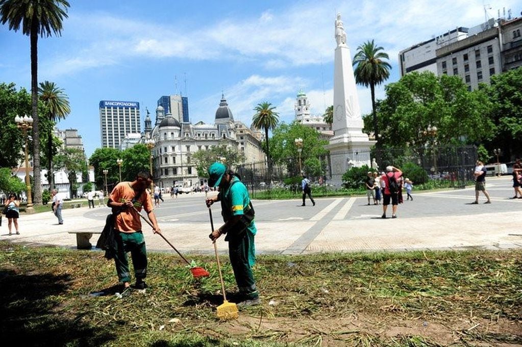 Tareas de limpieza en Plaza de Mayo (crédito: Luciano Thieberger)