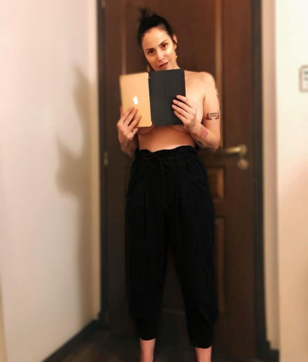 Connie Ansaldi sorprendió a sus seguidores con un "topless tecnológico" (Foto: Instagram/ connieansaldi)