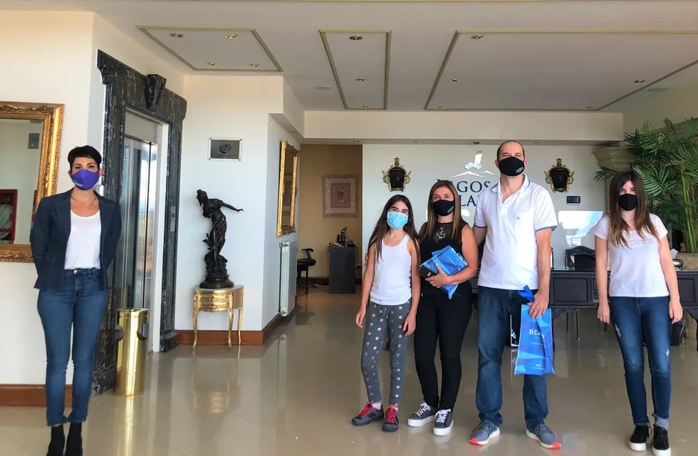 Luis Miguel Reggiani y Adriana Carina Testi junto a sus dos hijas fueron los primeros turistas del año en ingresar a El Calafate.