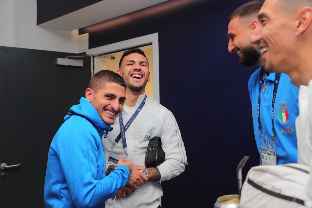 Leandro Paredes, Ángel Di María, Marco Verrati y Gianluigi Donnarumma se ríen en en los pasillos de Wembley.