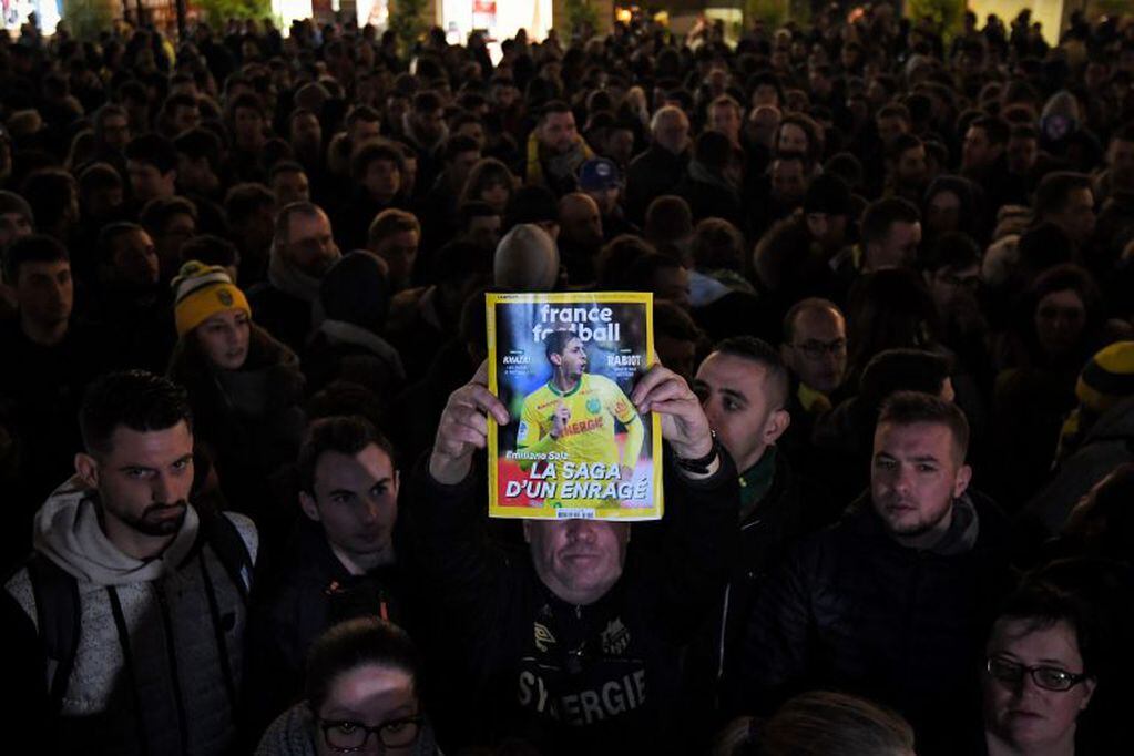 El apoyo de los hinchas del Nantes para Emiliano Sala. (AFP).