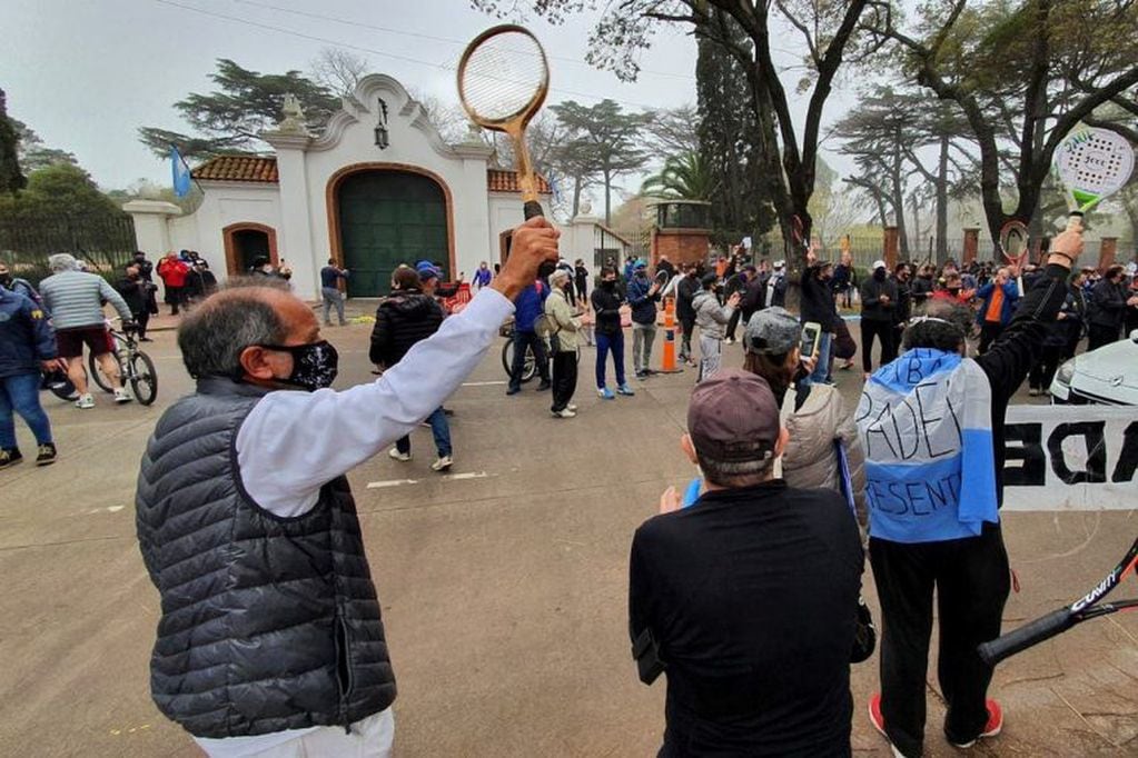 Deportistas reclamaron frente a la Quinta de Olivos poder volver a la actividad