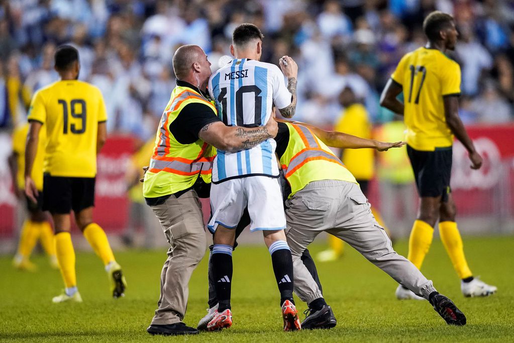 La seguridad reaccionó y tackleó al hincha e incluso al propio Messi.