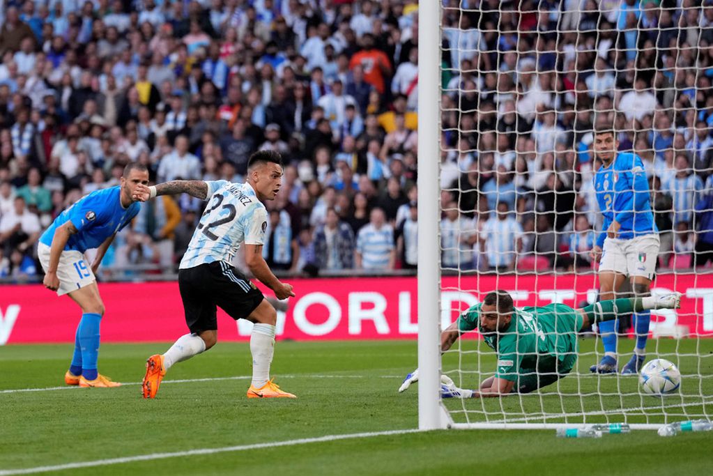 Lautaro Martínez marca el 1-0 de Argentina ante Italia luego de un pase de Lionel Messi. (AP)