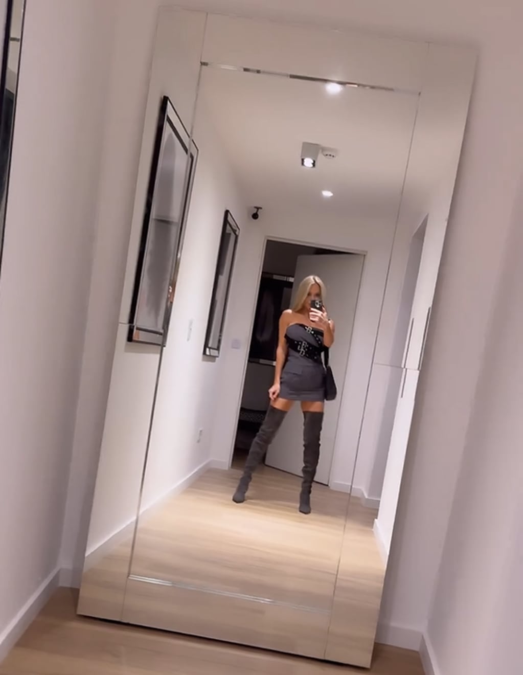 Luciana Salazar posó frente al espejo y paralizó Instagram con un look total black
