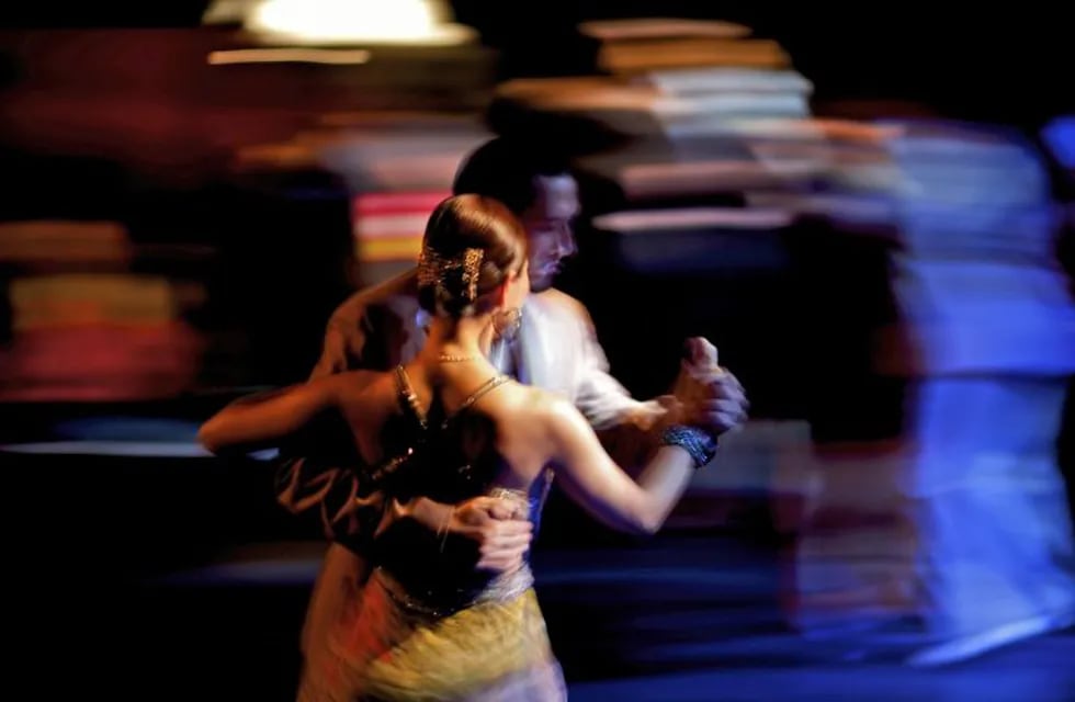 A couple competes during the 2010 Tango World Championship Salon category in Buenos Aires, Argentina, Monday Aug. 23, 2010.  (AP Photo/Natacha Pisarenko) buenos aires  campeonato Mundial de Baile de Tango pareja bailarin bailarines de tango gente bailando categoria salon
