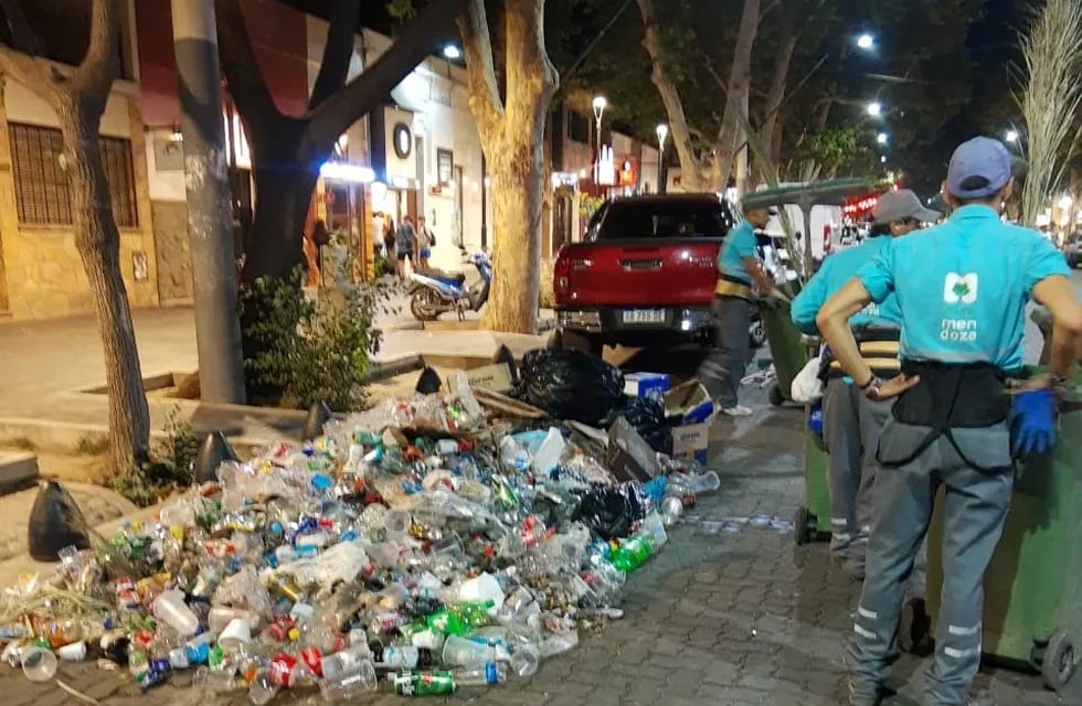Así quedaron algunas calles de Mendoza, tras los festejos por el triunfo de la Selección Argentina.