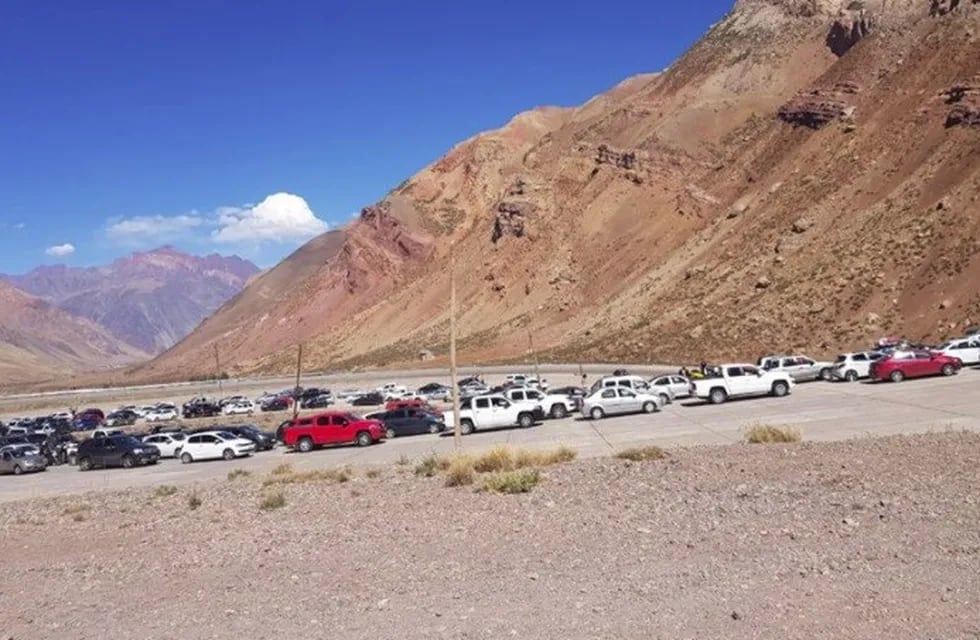 Se registra gran cantidad de vehículos desde Chile hacia Argentina. Solicitan precaución. Tiempo de demora: 2 hora.