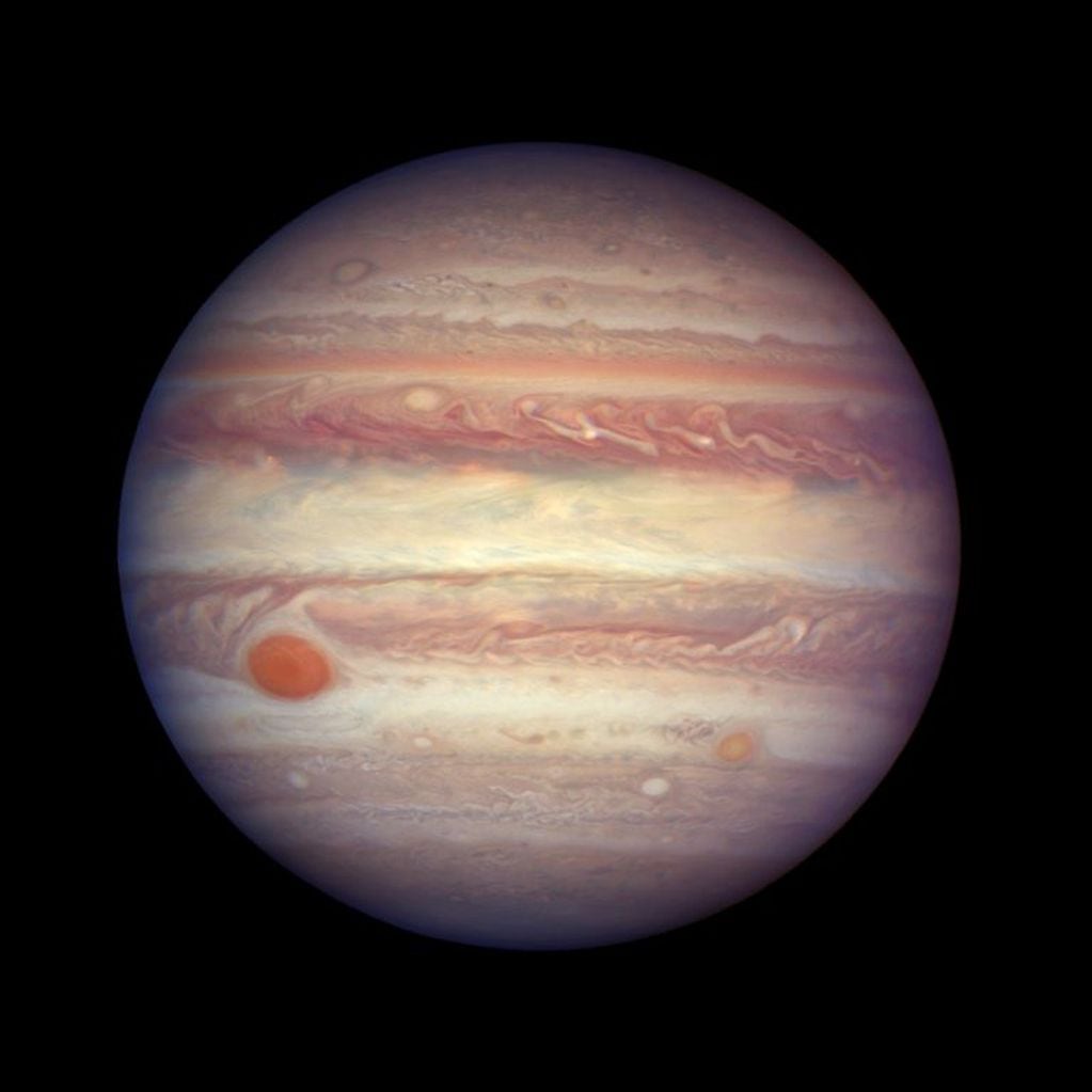 FILE - This April 3, 2017 file image made available by NASA shows the planet Jupiter when it was at a distance of about 668 million kilometers (415 million miles) from Earth. On Monday, May 21, 2018, scientists reported that an asteroid sharing Jupiter’s orbit, but in reverse, actually hails from a neighboring star system. They say the asteroid, known as 2015 BZ509, has been in this peculiar backward orbit ever since getting sucked into our solar system in the first moments after our solar system formed 4.5 billion years ago. (NASA, ESA, and A. Simon (GSFC) via AP, File)   planeta Jupiter planetas
