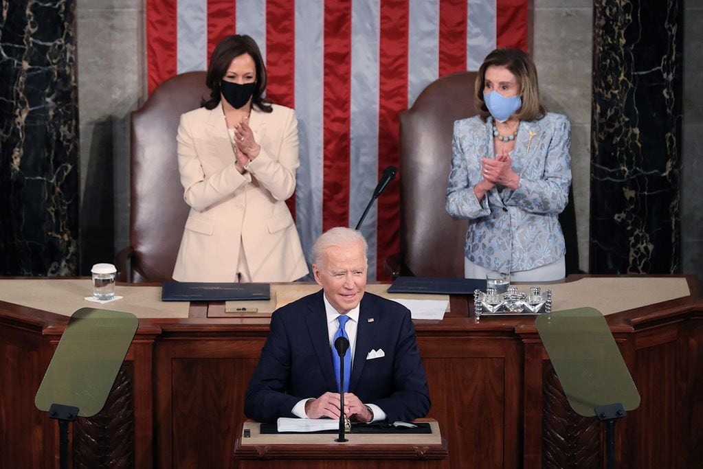 El presidente Joe Biden llega habla en el Congreso al cumplirse 100 días de gobierno. Detrás aplauden la vicepresidenta Kamala Harris y la presidenta de la Cámara de Representantes, Nancy Pelosi. (AP)