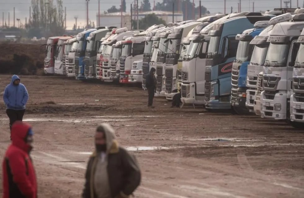 Hay más de 9900 camiones parados en Uspallata, Mendoza.