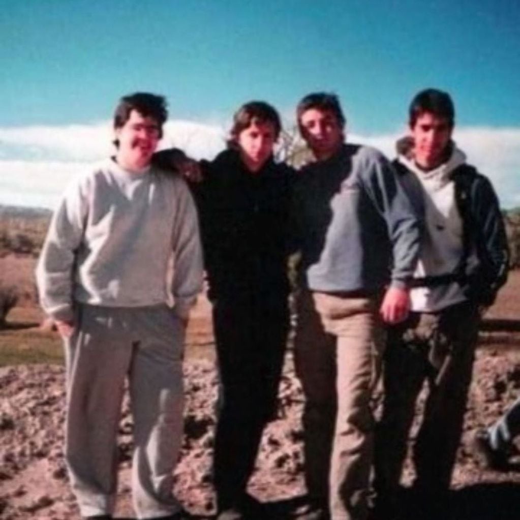 Darío Barassi junto a sus compañeros de la secundaria. 