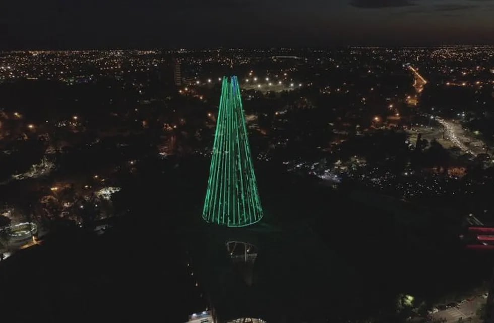 El arbolito de Navidad del Faro del Bicentenario en Córdoba volvió a armarse este 8 de diciembre.