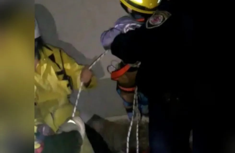 Rescate con éxito del pequeño de dos años en Valle Hermoso. (Foto: prensa Policía de Córdoba).