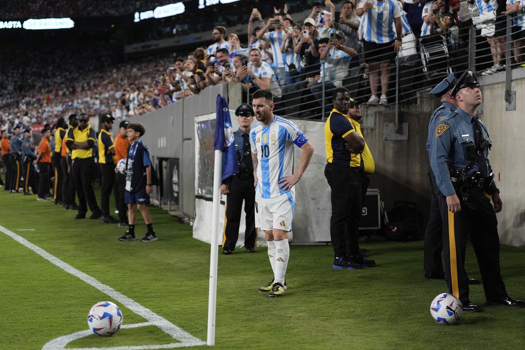 El delantero argentino Lionel Messi cobra un tiro libre durante el partido contra Chile por el Grupo A de la Copa América, el martes 25 de junio de 2024, en East Rutherford, Nueva Jersey. (AP Foto/Julia Nikhinson)