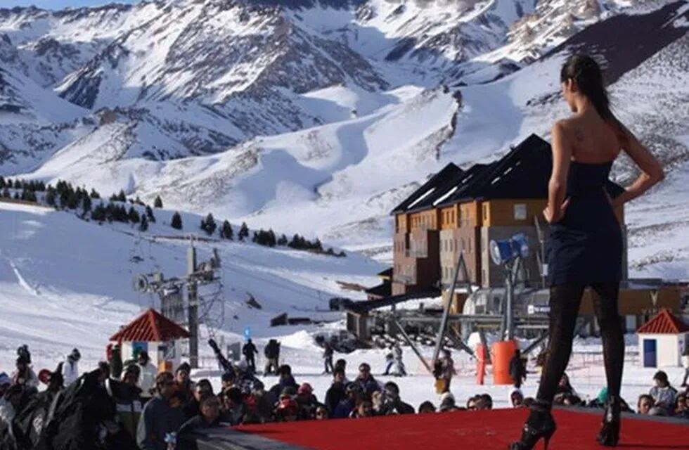 Esta temporada arrancó el 17 de junio y en el comienzo hizo mucho frío por lo que desde el centro de esquí se activaron los cañones para hacer nieve artificial, llegando a un 40% del total de la nieve que hay en el Valle.