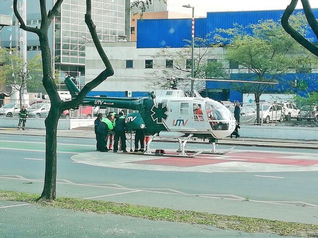 El personal de urgencias aterrizó sobre Avenida Pellegrini. (@hernanfunes)