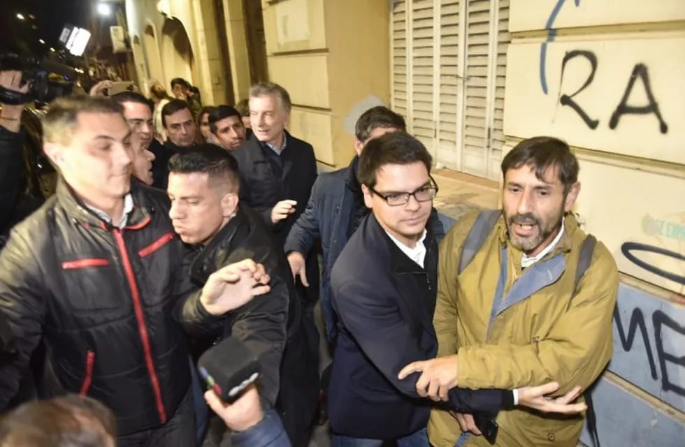 Mauricio Macri y Juan Schiaretti y el intento de escrache de una persona en la calle.