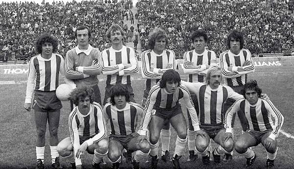 El equipo que jugó el Metro '80. Parados: Bocanelli, Quiroga, Van Tuyne, Berta, Galván y Ocaño. Agachados: Binello, Hoyos, Bravo, Reinaldi y Alderete.