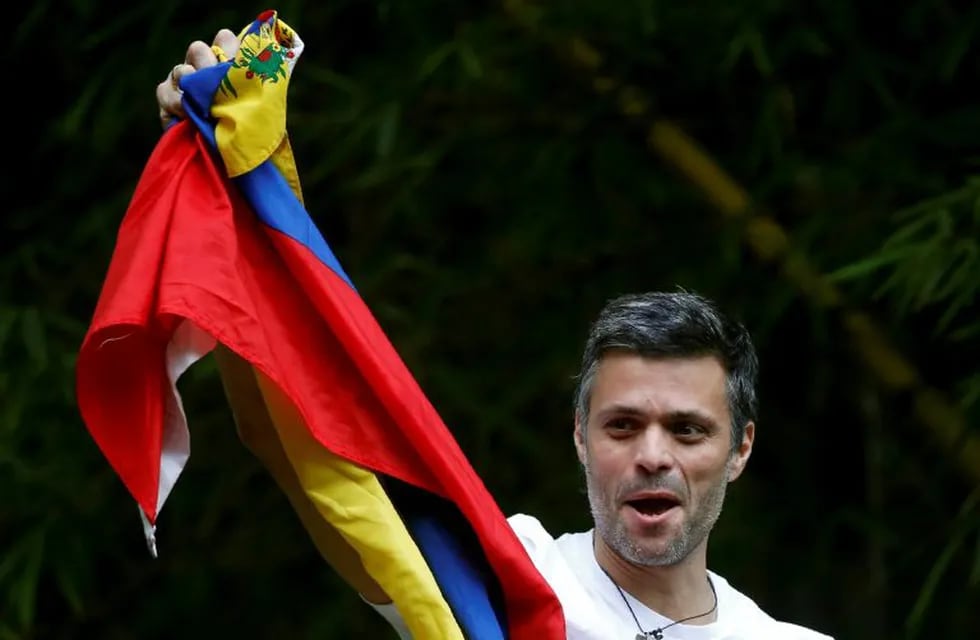 FILE PHOTO: Venezuela's opposition leader Leopoldo Lopez, who has been granted house arrest after more than three years in jail, salutes supporters, in Caracas, Venezuela July 8, 2017. REUTERS/Andres Martinez Casares/File Photo