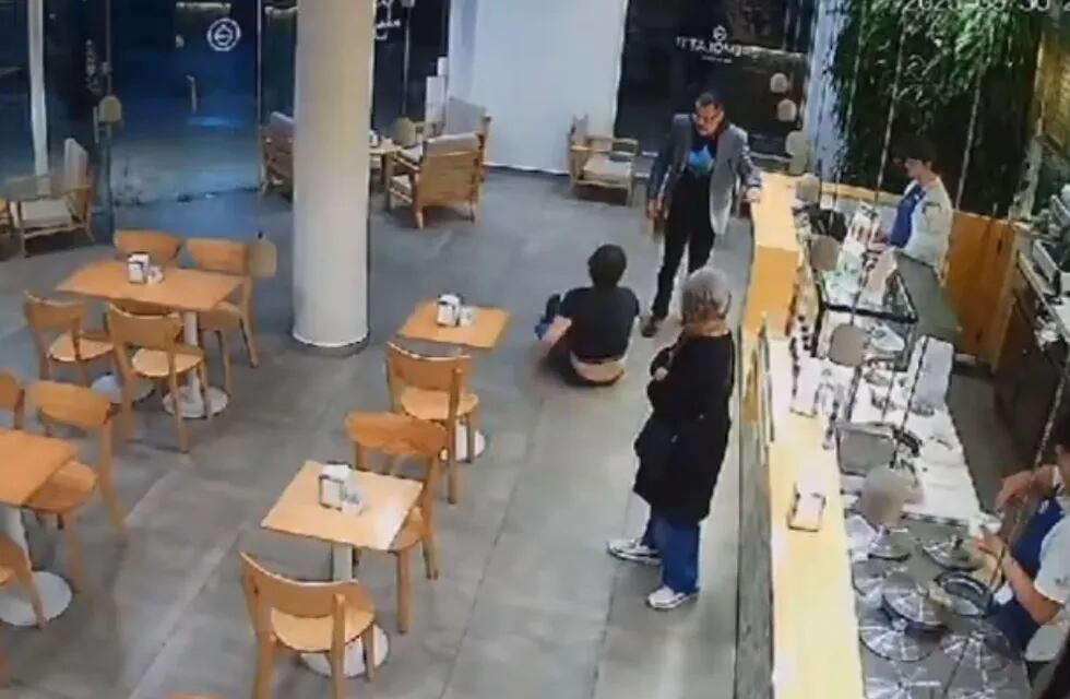 Asesinaron de una puñalada a un ingeniero para robarle el celular (Captura de video).