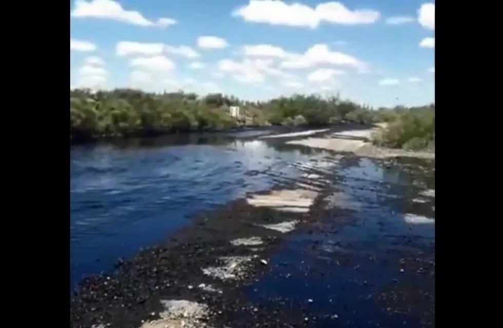 Derrame de petróleo en Río Negro.