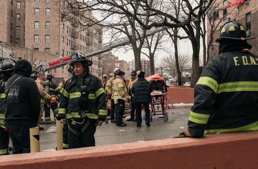 Un incendio en Nueva York dejó al menos 19 muertos, entre ellos 9 menores de edad, y más de 60 víctimas fatales.