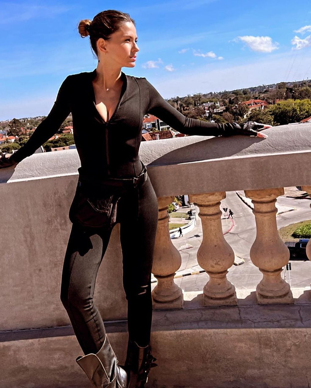 Al estilo “Viuda Negra”, la China Suárez posó en catsuit negro durante la filmación de su nueva película.