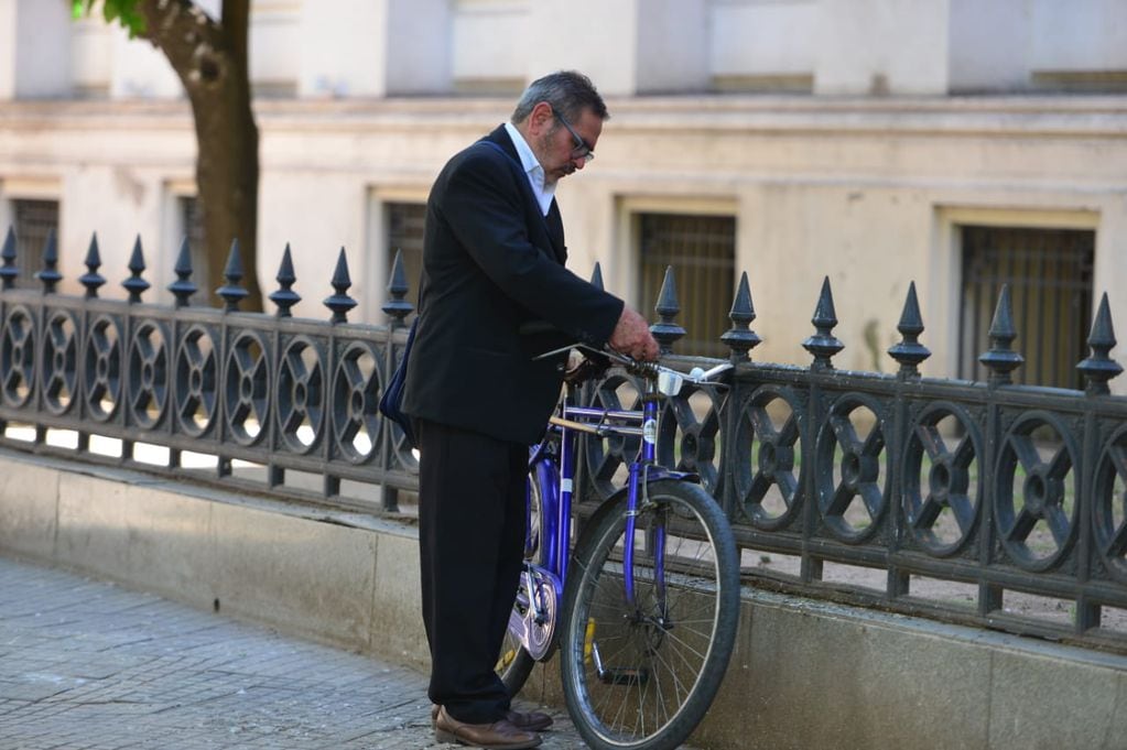 Carlos Bulnes, papá de Anahí, se retira de la conferencia de prensa en su bicicleta, la misma donde sale a buscar a su hija desaparecida todos los días. (José Hernández/La Voz)