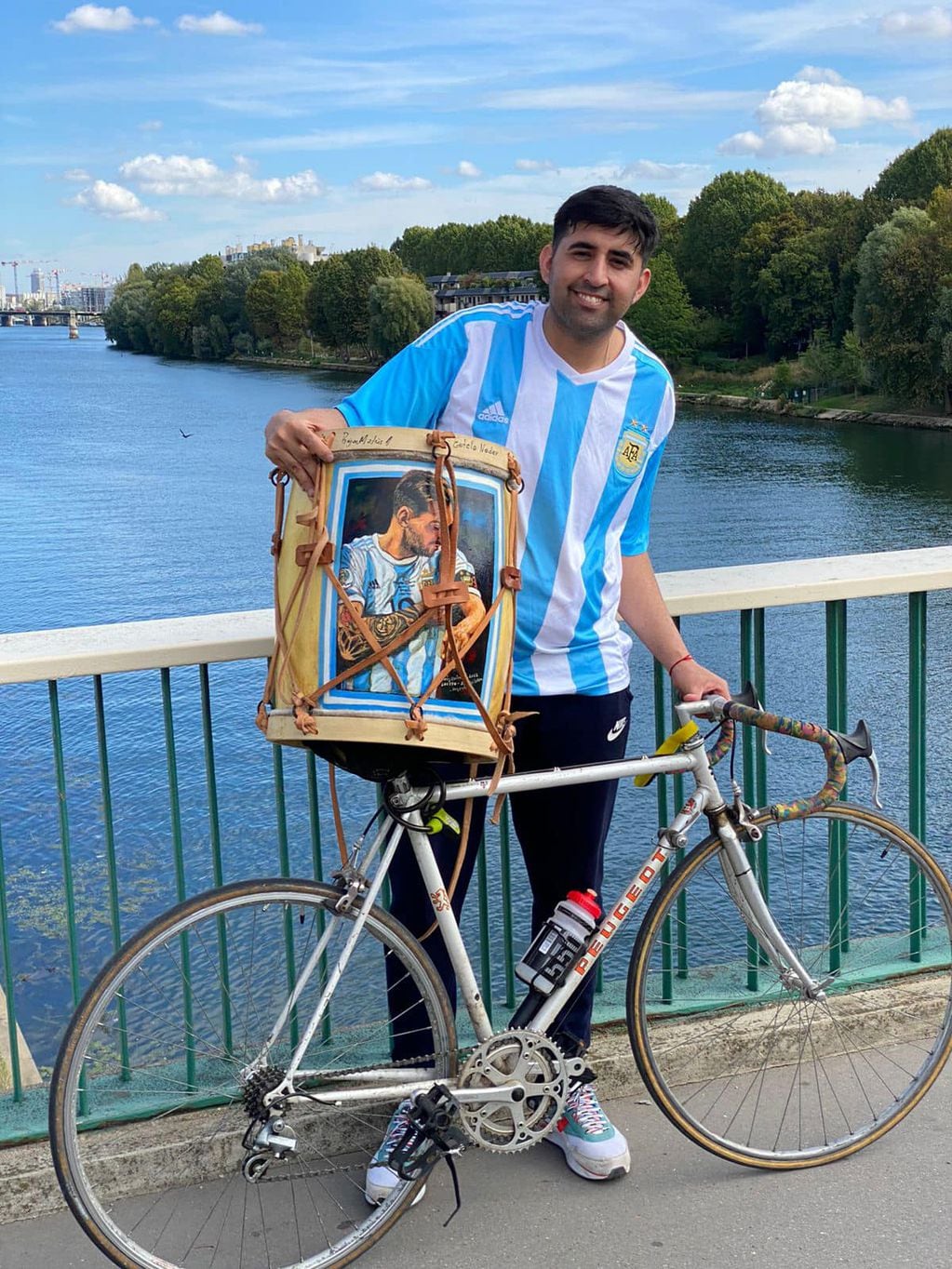 Matías Agustín Rojas viajó en bici por Francia para llegar a la casa de Leo Messi.