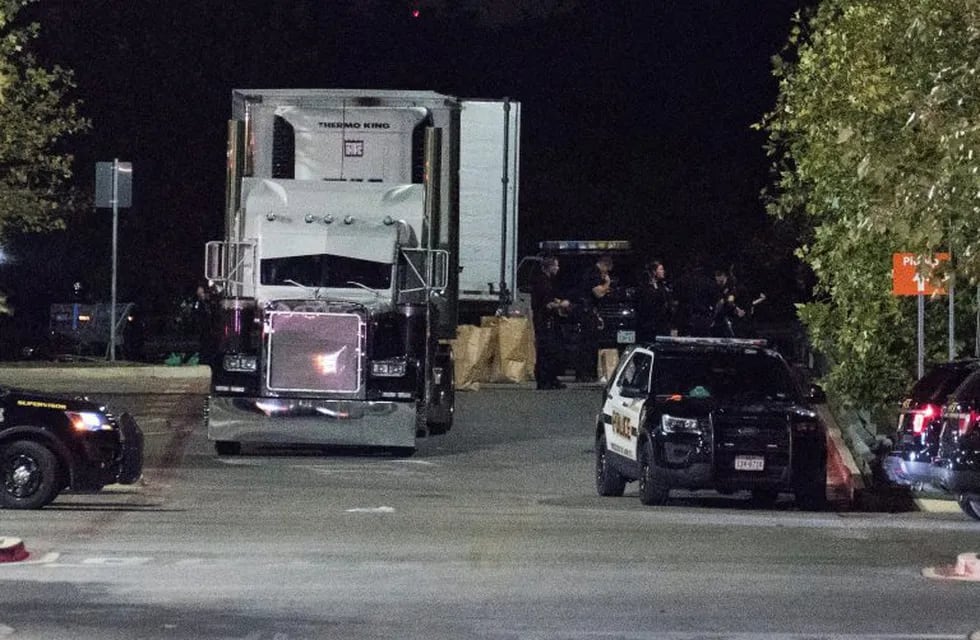 DA01. San Antonio (United States), 23/07/2017.- Officials investigate a truck that was found to contain 38 suspected illegal immigrants in San Antonio, Texas, USA, 23 July 2017. Eight of the people died at the scene, seventeen were transported to area hospitals with life-threatening injuries, and thirteen people had non-life-threatening injuries, police said. (Estados Unidos) EFE/EPA/DARREN ABATE