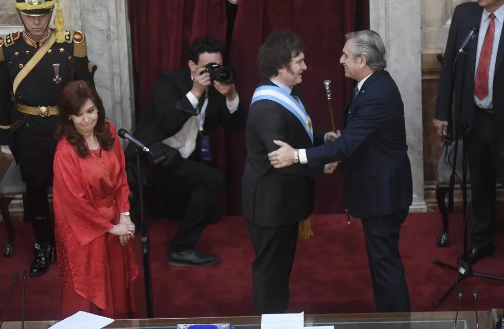 El presidente Javier Milei al recibir los atributos de mando por parte de Alberto Fernández. Foto: Federico López Claro