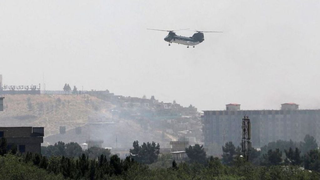 Estados Unidos envió helicópteros militares a evacuar personal de su embajada en Kabul. Gentileza / BBC