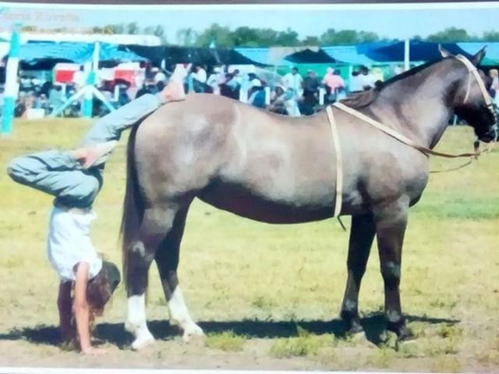 Victoria Rovetto, con 12 años, es amansadora de caballos en General Cabrera, Córdoba, y su técnica es furor en cada encuentro de animales de este tipo en el interior.