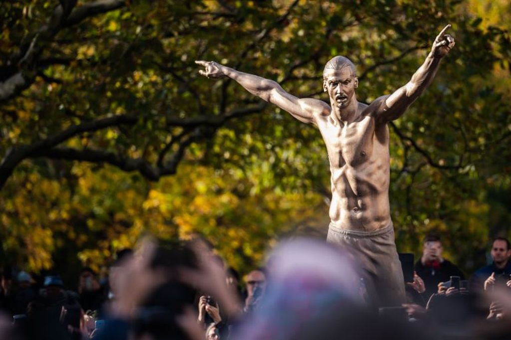 La estatua de Zlatan Ibrahimovic en Malmö, Suecia. (DPA)