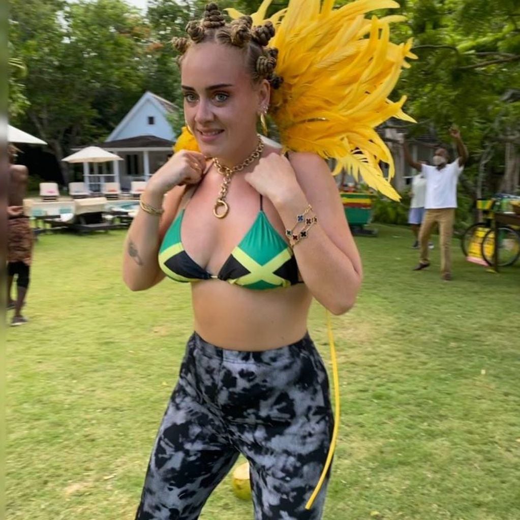 Adele fue criticada por "apropiación cultural" tras posar con un bikini de bandera jamaiquina