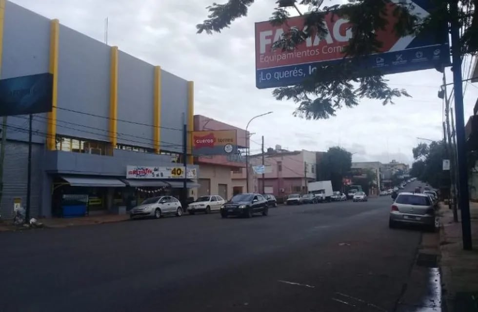 Un sector de la Avenida Uruguay nuedo comercial posadeño, donde se aguardan más clientes por la tarde. (MisionesOnline)