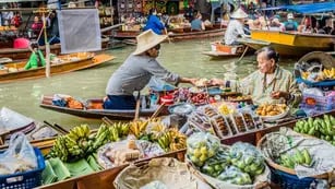 MERCADO FLOTANTE (Tailandia). Este tipo de mercado es típico y seguro llamará tu atención. (Interturis)