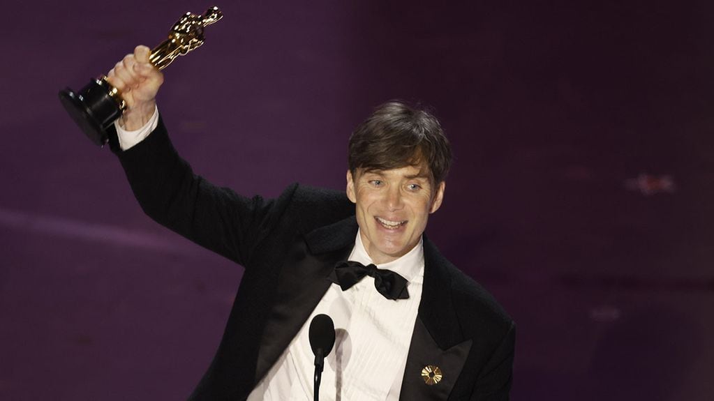 Los Angeles (United States), 10/03/2024.- Cillian Murphy reacts on stage after Murphy won the Oscar for Best Actor In A Leading Role during the 96th annual Academy Awards ceremony at the Dolby Theatre in the Hollywood neighborhood of Los Angeles, California, USA, 10 March 2024. The Oscars are presented for outstanding individual or collective efforts in filmmaking in 23 categories. EFE/EPA/CAROLINE BREHMAN
