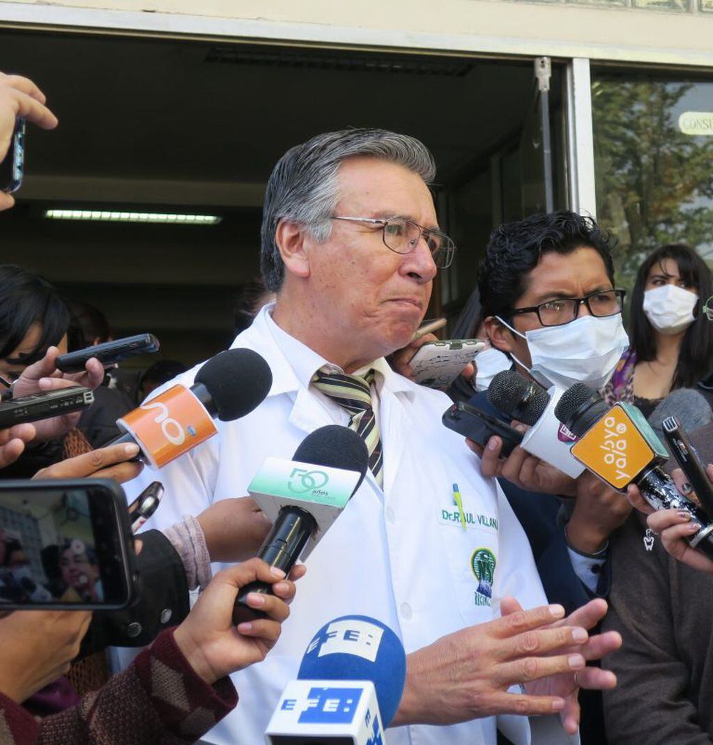 El subdirector del Hospital Obrero, Raúl Villanueva, responde preguntas de la prensa este martes en La Paz (Bolivia). EFE/ Yolanda Salazar