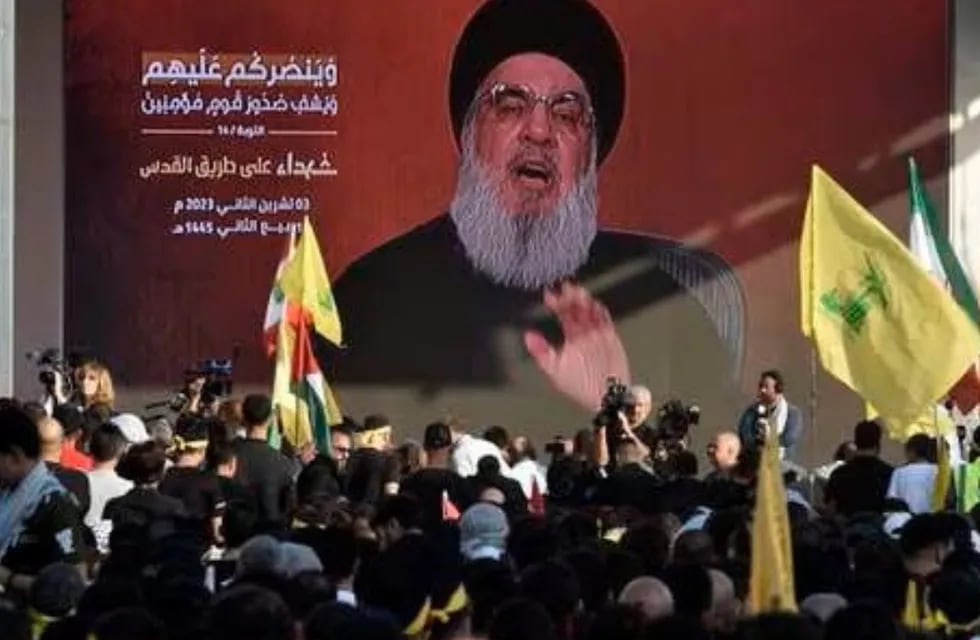 Los partidarios de Hezbollah siguen el discurso del líder de Hezbollah, Hassan Nasrallah, en una pantalla en un suburbio del sur de Beirut, Líbano. Foto: EFE