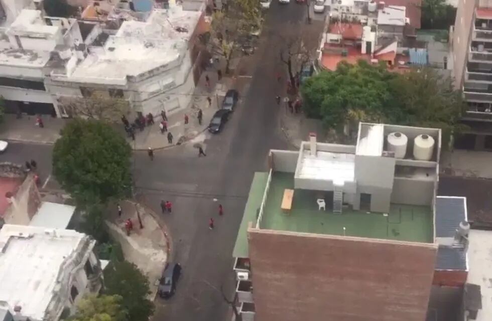 Un grupo de hinchas de Newell's provocó disturbios cerca de Montevideo y Pueyrredón.
