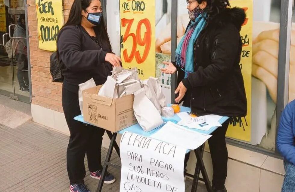 En más de 150 supermercados el Partido Justicialista de Mendoza juntó firmas para apoyar el proyecto que busca reducir la tarifa el 50% en toda la provincia. Gentileza