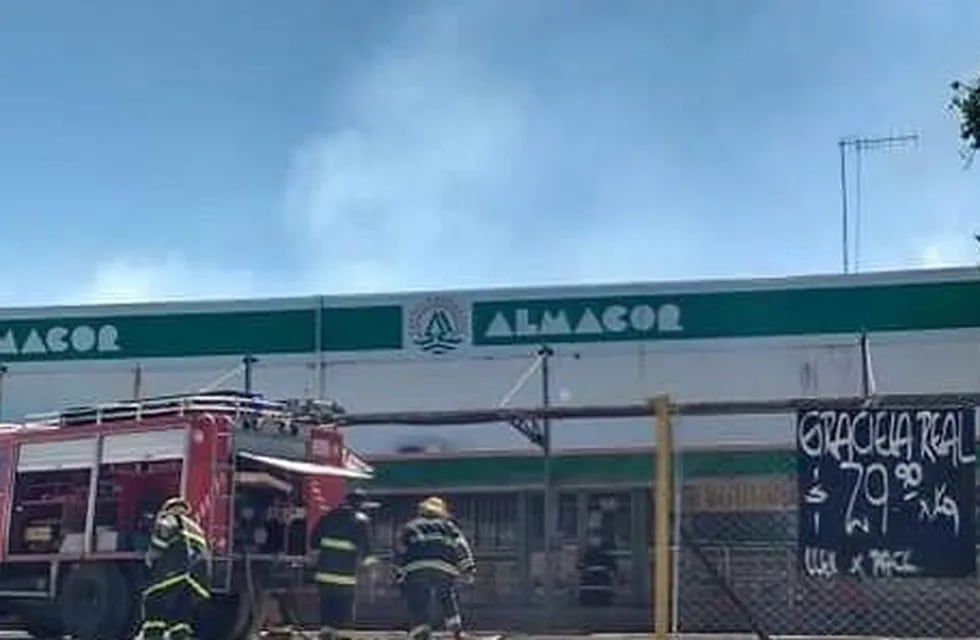 El fuego afectó gran parte del depósito de la cadena de supermercados.