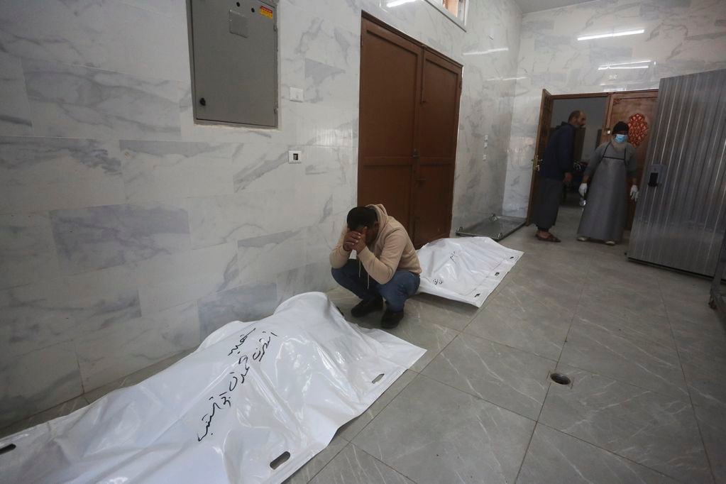 Un palestino llora la muerte de familiares fallecidos en un bombardeo israelí en Jan Yunis, Franja de Gaza, el 26 de diciembre de 2023.