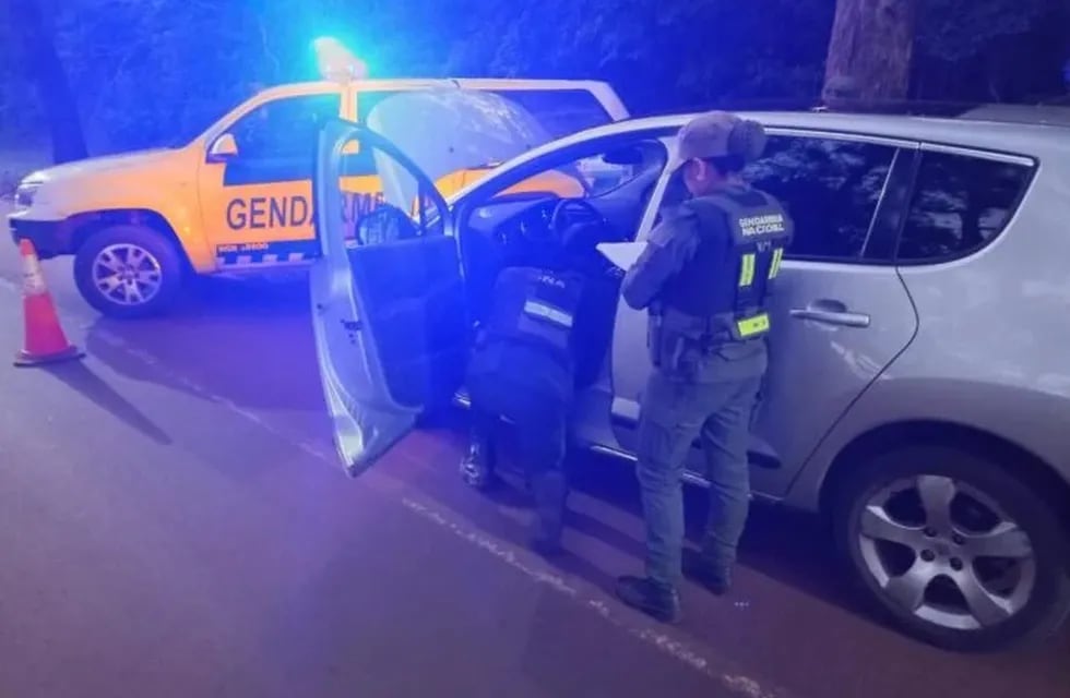 Gendarmería detuvo a dos hombres en Apóstoles e incautó un auto robado.