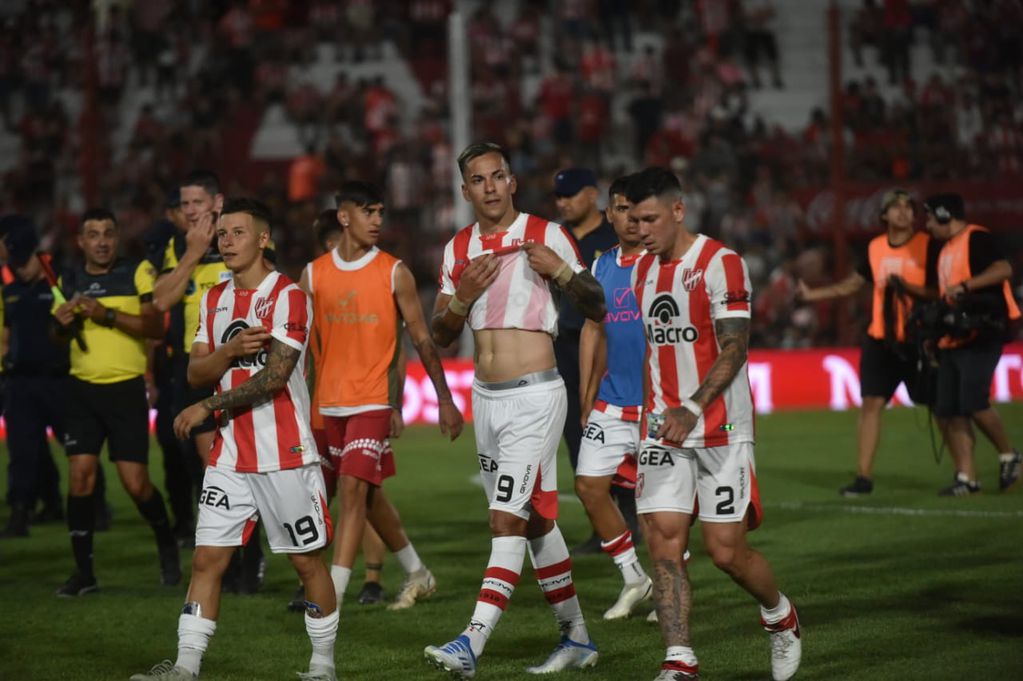 Instituto lo buscó con uno menos pero no pudo con Riestra y empataron sin goles en el debut. (Javier Ferreyra / La Voz).