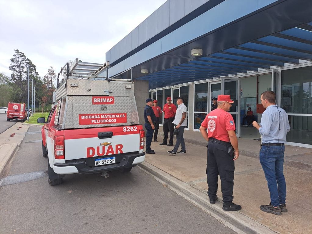 Explotó un envase de ácido nítrico en el Hospital Elpidio Torres de Córdoba capital. (Nicolás Bravo/La Voz)